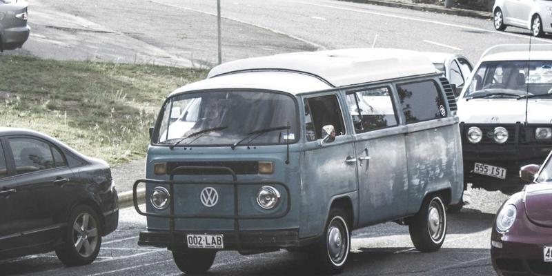 从奶酪到品牌：切达头设计的拟物化美学与品牌形象构建