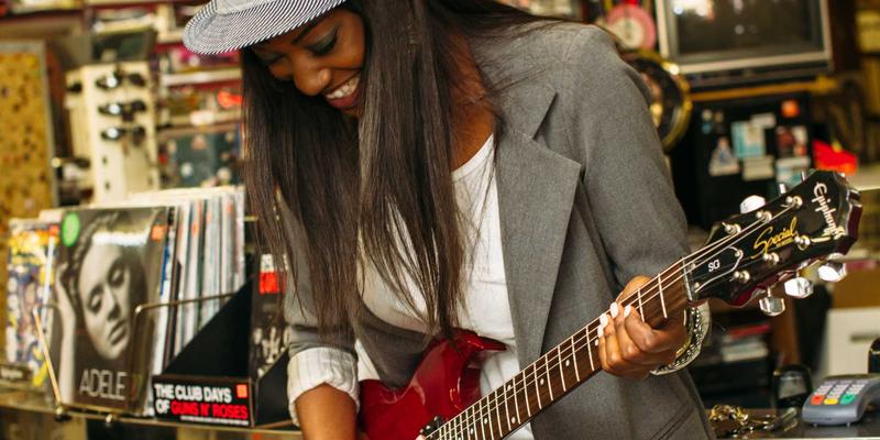 切达头设计中的色彩平衡术：自然发色与潮流染发如何赋能品牌视觉