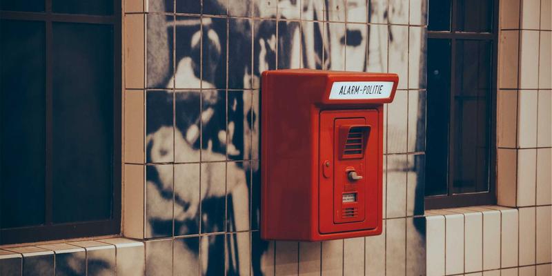 切达头设计背后的文化符号学：解码品牌形象中的专业与秩序隐喻