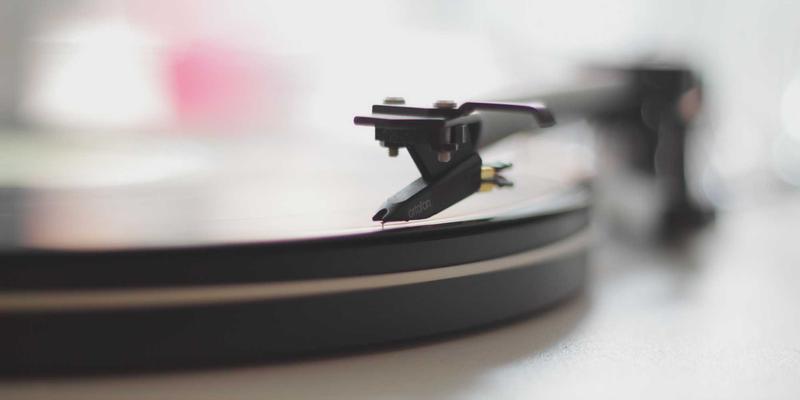 男士切达发型新风尚：拟物化设计与品牌形象塑造的修剪艺术